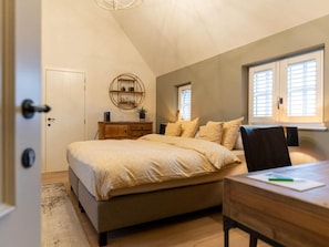 2 Schlafzimmer, individuell eingerichtet, Bettwäsche