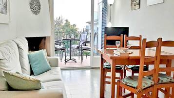 Elite House, 2 Bedrooms | Dining