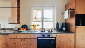 Fridge, oven, dishwasher, coffee/tea maker