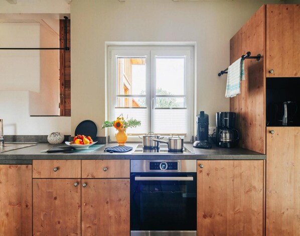 Elite House, 2 Bedrooms | Private kitchen | Fridge, oven, dishwasher, coffee/tea maker