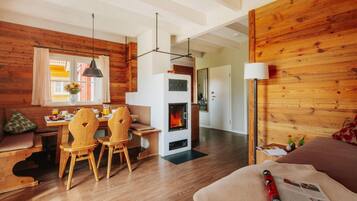 Rumah Klasik, 2 kamar tidur | Ruang keluarga | Perapian