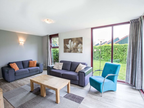 Romantic House, 3 Bedrooms | Living room