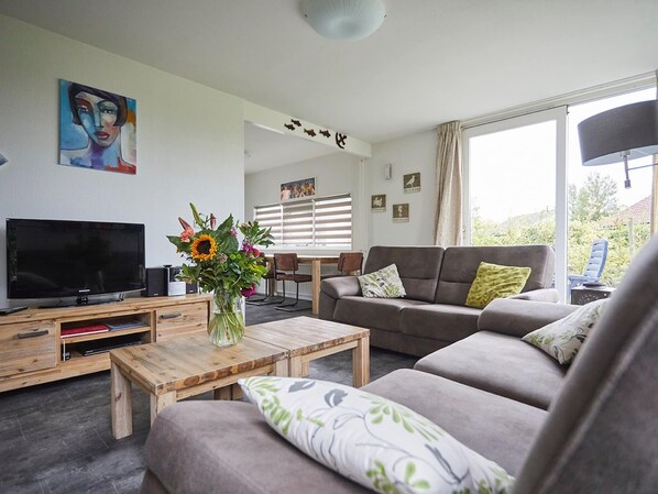Premium House, 2 Bedrooms | Living room | DVD player