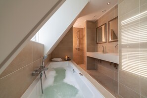 Deluxe House, 3 Bedrooms | Bathroom | Shower, hair dryer - Holiday Home With Whirlpool and Sauna in a Quiet Area in Zeeland (Colijnsplaat)