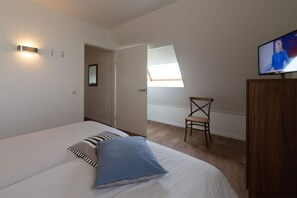 35 bedrooms, individually furnished, bed sheets - Holiday Home With Whirlpool and Sauna in a Quiet Area in Zeeland (Colijnsplaat)