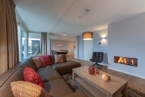 Romantisk hus, 3 soverom | Oppholdsrom | Peis og DVD-spiller