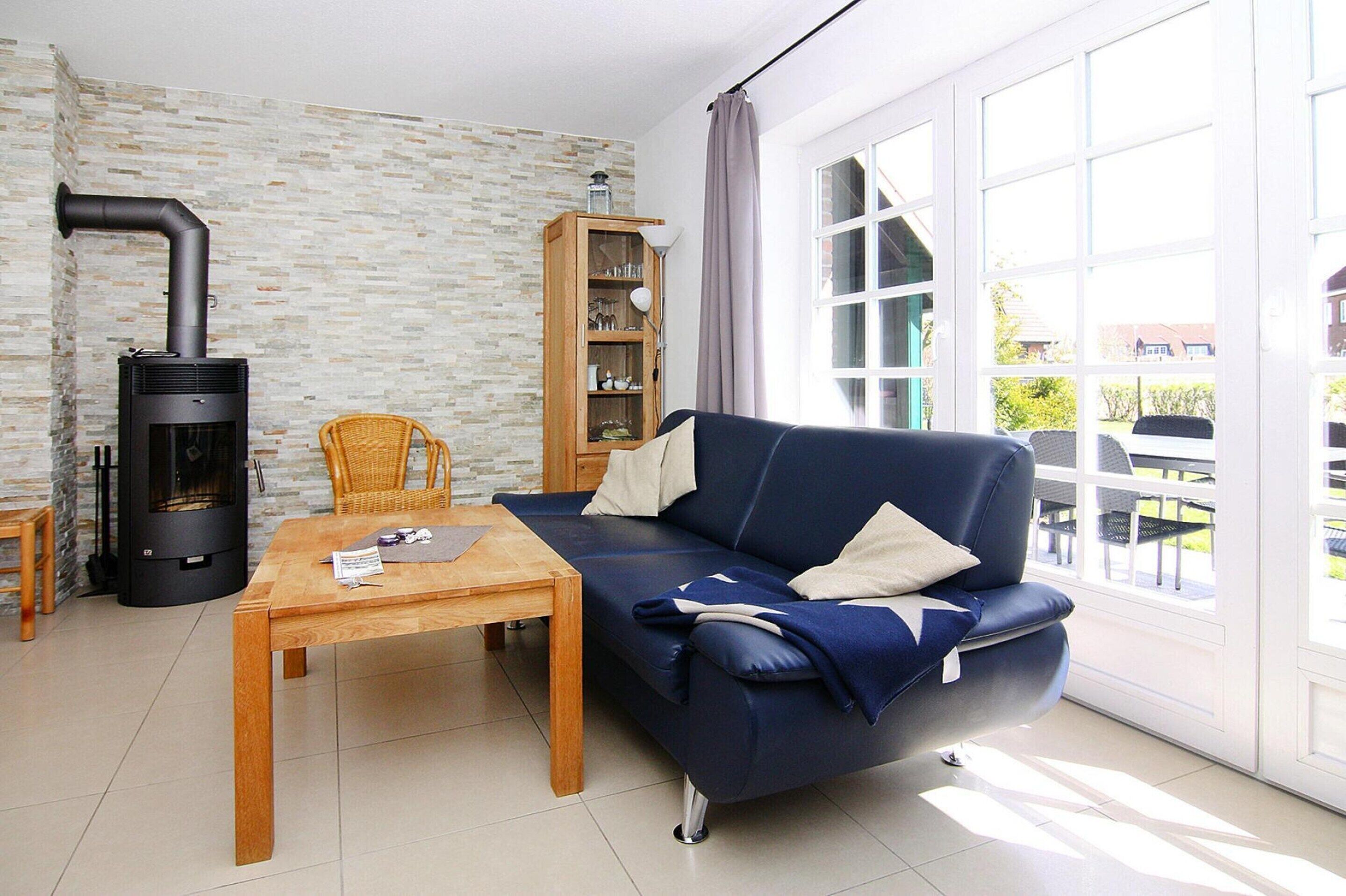 Comfort Apartment, 3 Bedrooms | Living room | Fireplace, DVD player