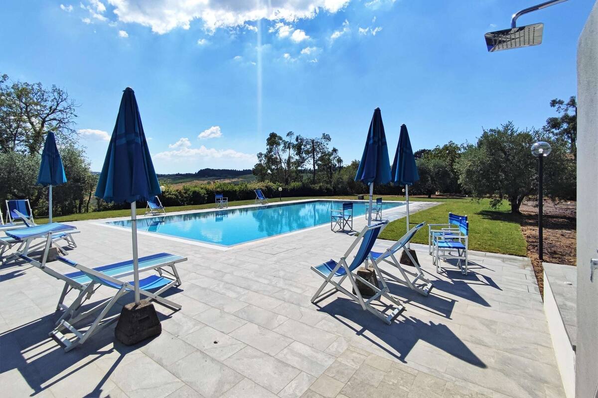 Una piscina techada, una piscina al aire libre