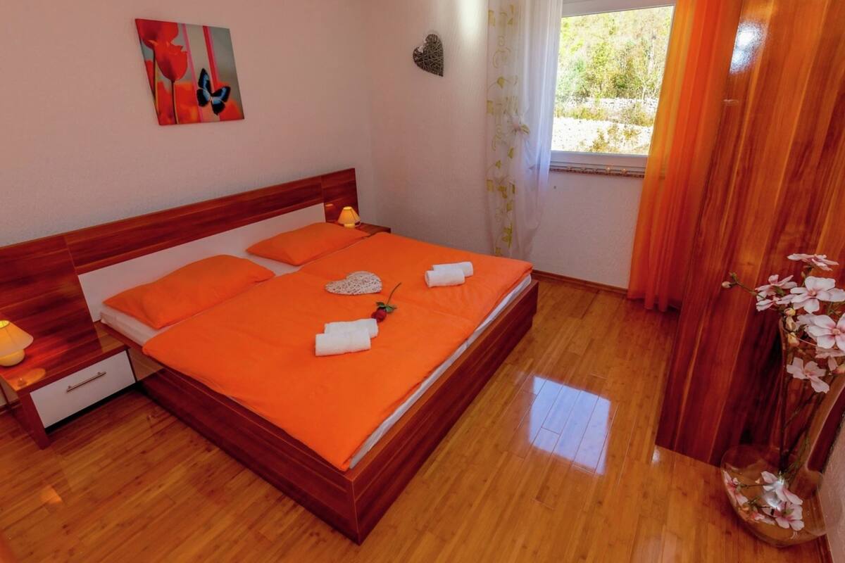 28 bedrooms, bed sheets