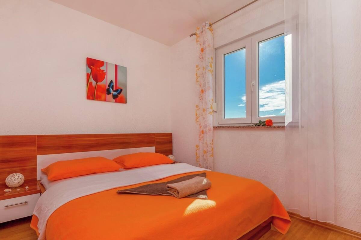 28 bedrooms, bed sheets