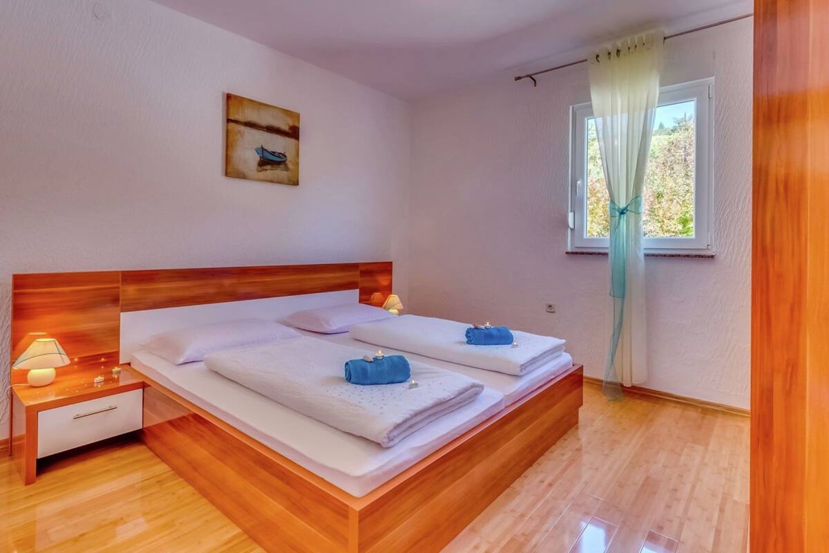 28 bedrooms, bed sheets