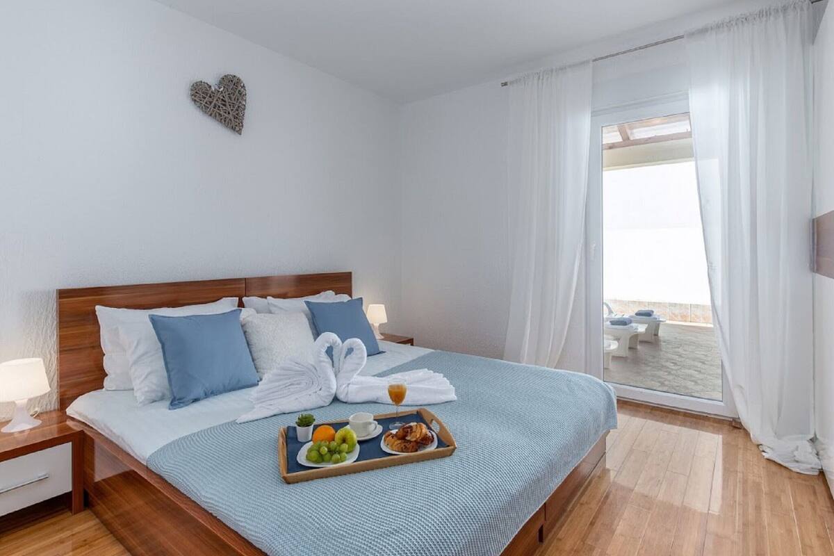 28 bedrooms, bed sheets