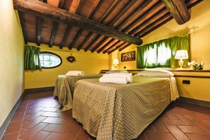 A room with two beds, a window with curtains, a lamp, and a wall-mounted picture. - Agriturismo Tenuta Quarrata, Santo Pietro Belvedere (Capannoli)