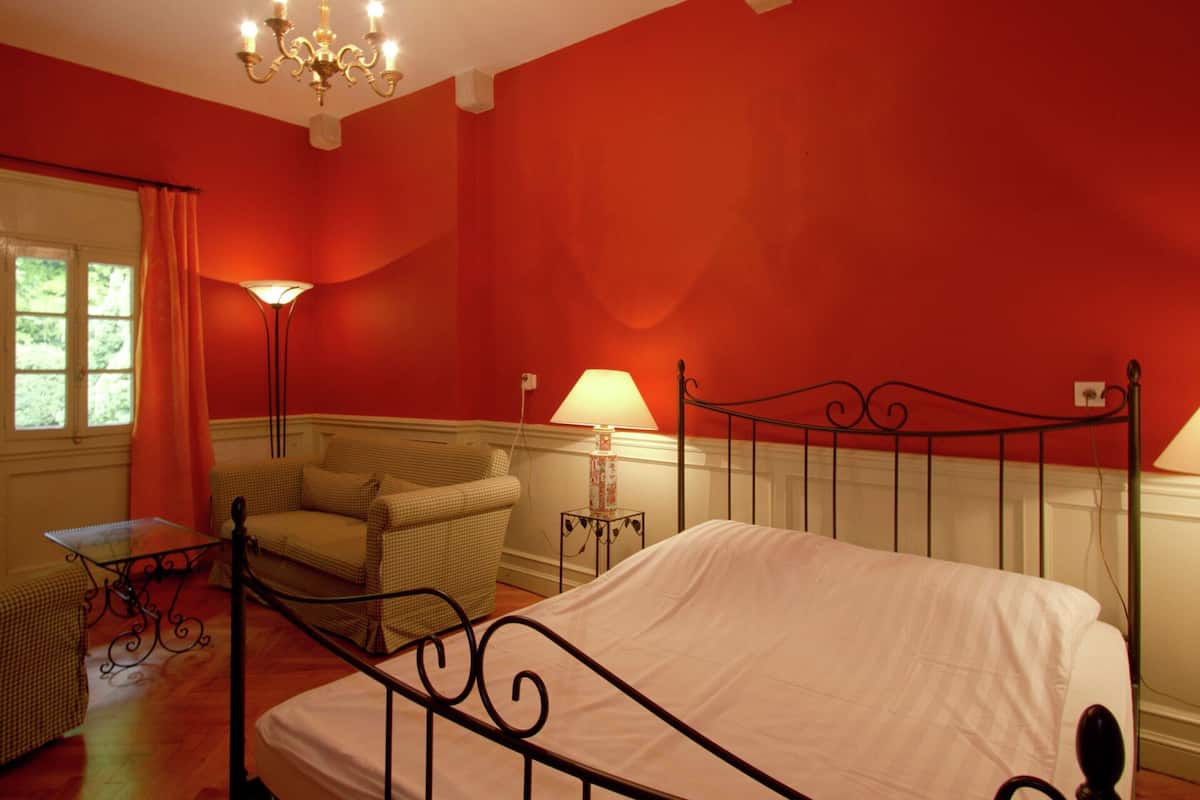 Romantisch huis, 2 slaapkamers | 22 slaapkamers, individueel gemeubileerd, beddengoed