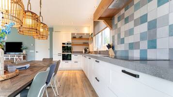 Classic Villa, 4 Bedrooms | Private kitchen | Fridge, microwave, oven, stovetop
