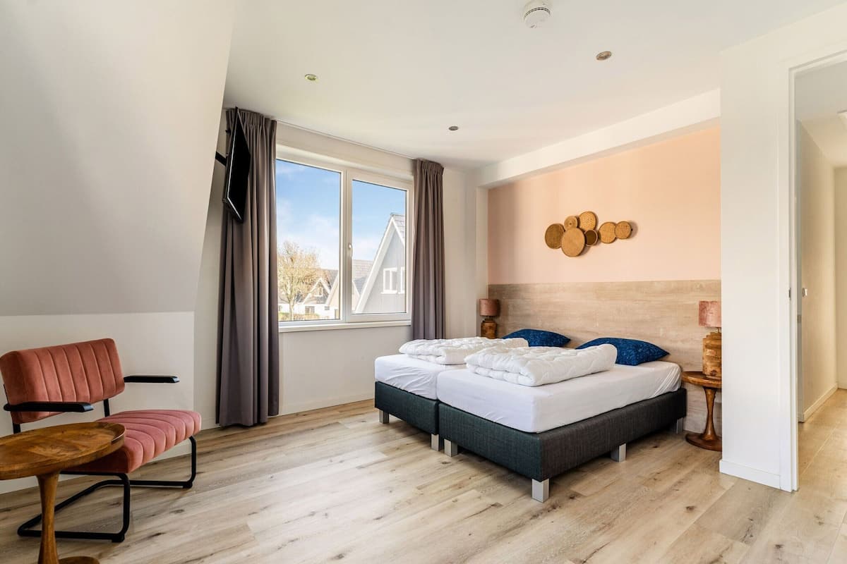 33 habitaciones, muebles diferentes y ropa de cama