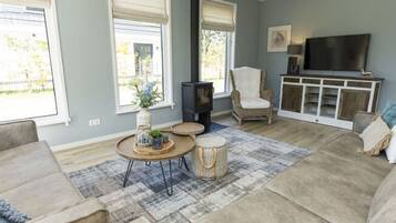 Classic Villa, 4 Bedrooms | Living room