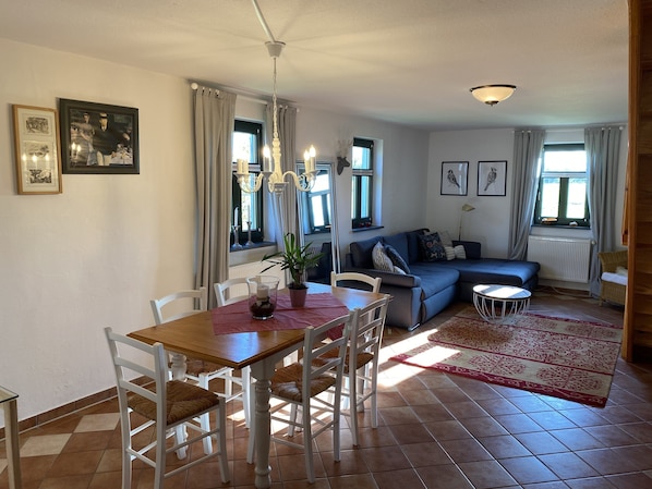 Maison classique, plusieurs chambres | Salle de séjour