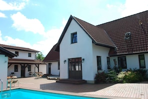 Maison classique, plusieurs chambres | Piscine | Piscine extérieure