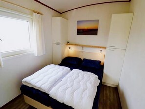 Elite Chalet, 2 Bedrooms | 17 bedrooms, individually furnished, bed sheets - Inviting Dune Chalet in Hollum Near Golf Course (Hollum)