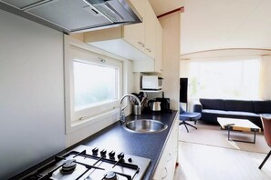 Microwave, dishwasher, coffee/tea maker, electric kettle - Inviting Dune Chalet in Hollum Near Golf Course (Hollum)