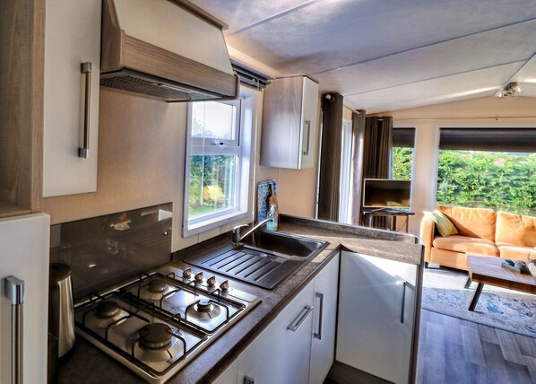 Luxury Chalet, 2 Bedrooms | Private kitchen - Inviting Dune Chalet in Hollum Near Golf Course (Hollum)