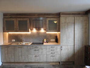 Fridge, oven, dishwasher, coffee/tea maker