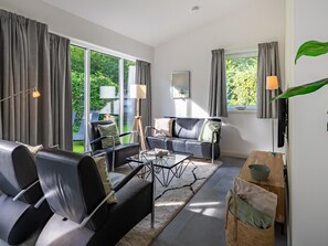 Classic Bungalow, 3 Bedrooms | Living room