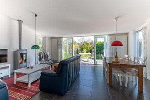 Comfort Bungalow, 3 Bedrooms | Dining