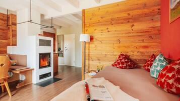 Comfort House, 4 Bedrooms | Living room | Fireplace