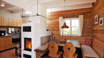 Comfort House, 4 Bedrooms | Dining