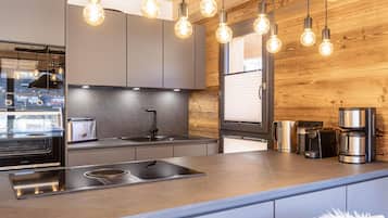 Chalet clásico, 4 habitaciones | Cocina privada | Refrigerador, microondas y horno