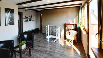 Classic Villa, 4 Bedrooms | Living room