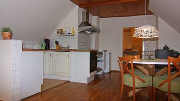 Apartemen Comfort, 2 kamar tidur | Tempat makan