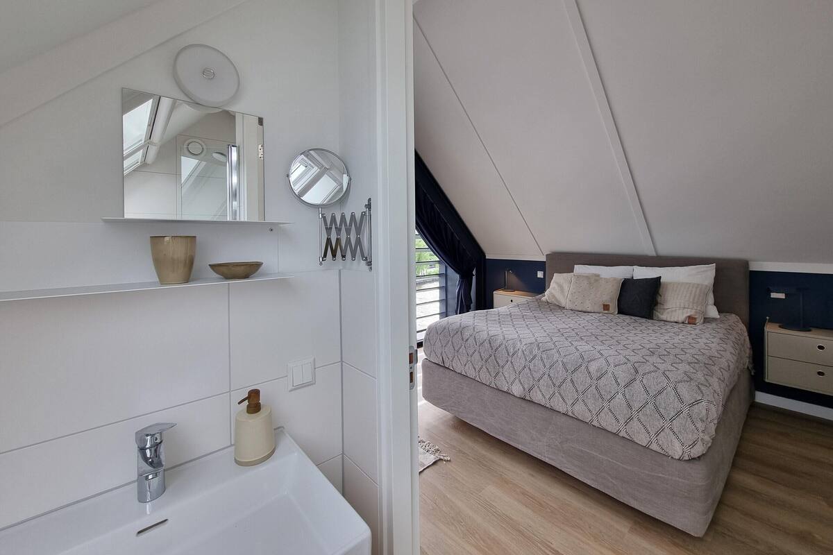 58 bedrooms, individually furnished, bed sheets