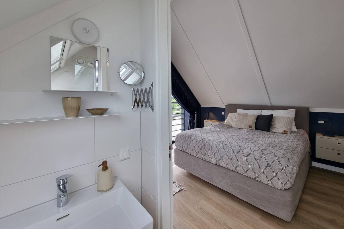 4 quartos, individualmente mobiliados, roupa de cama