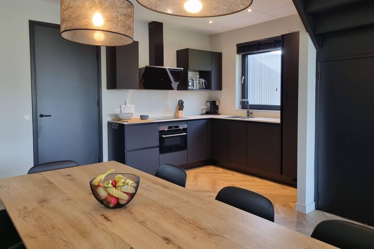 Luxury House, 4 Bedrooms | Private kitchen | Fridge, oven, dishwasher, coffee/tea maker