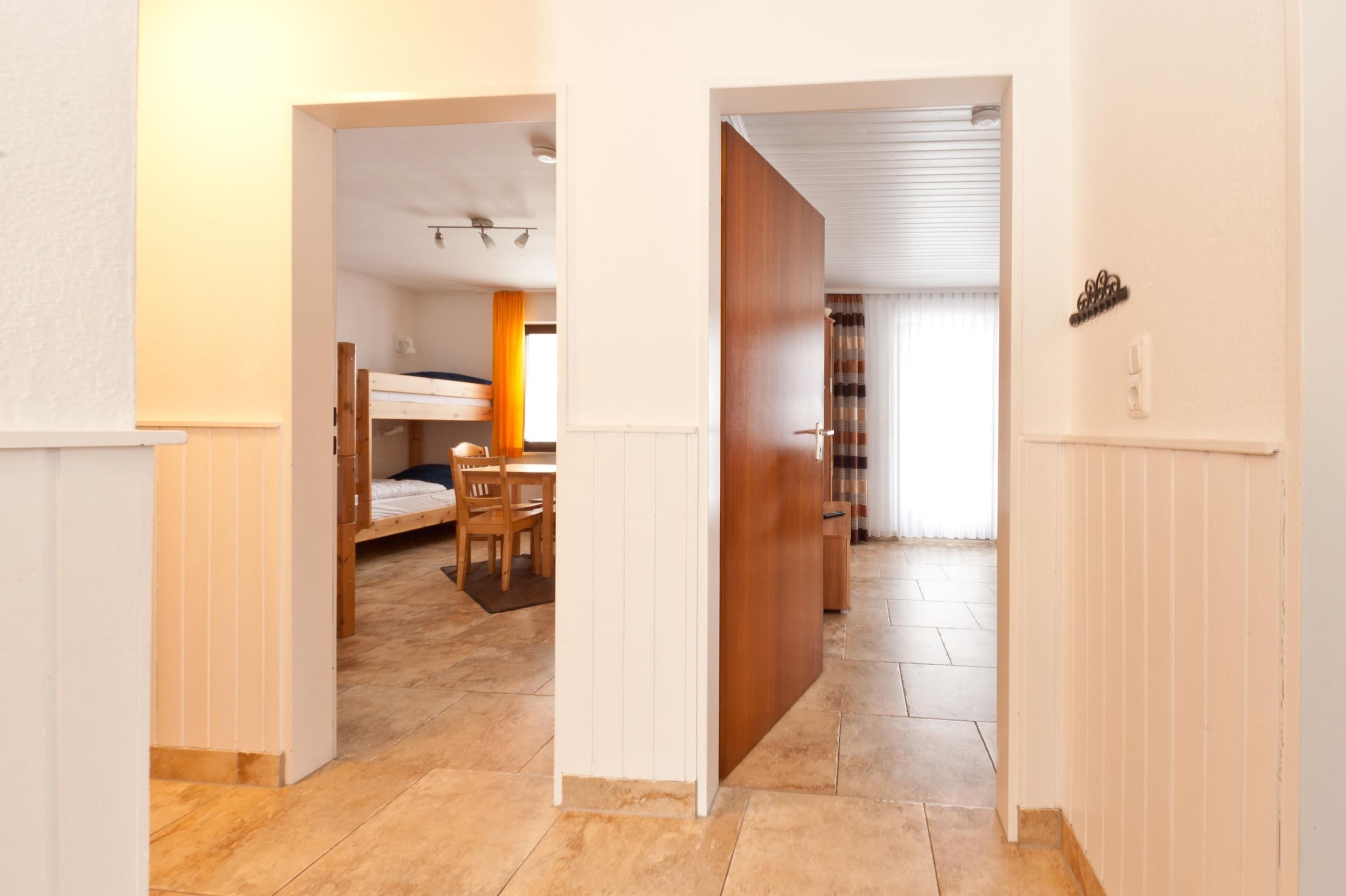 20 chambres, ameublement unique, literie fournie