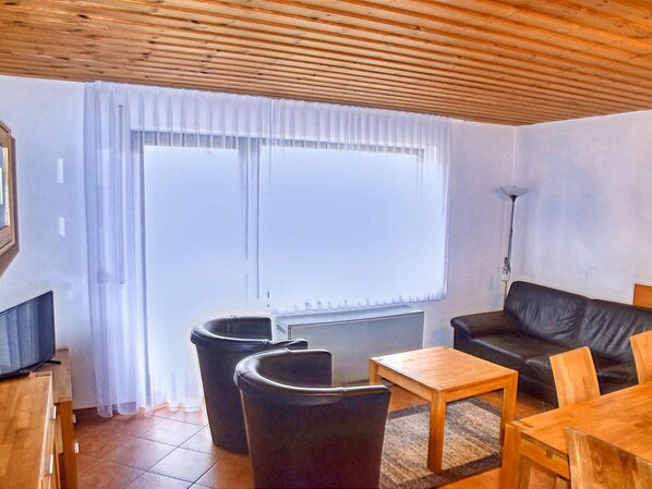 Elite House, 2 Bedrooms | Living room
