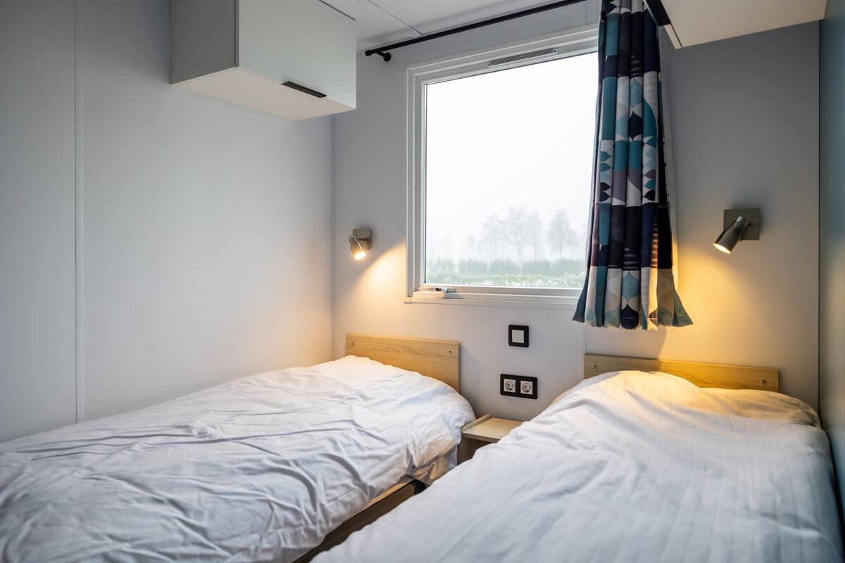 16 bedrooms, individually furnished, bed sheets