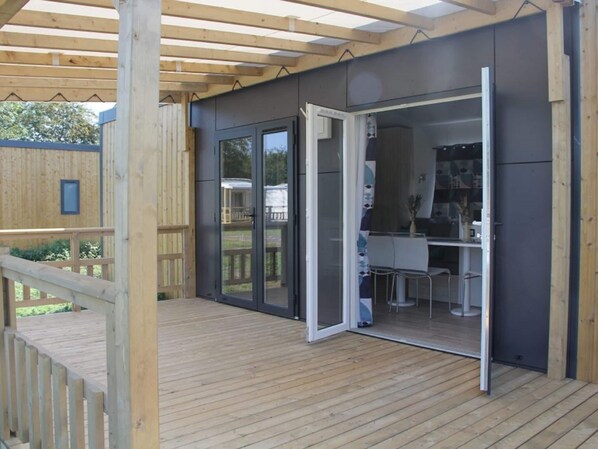 Balcony - Modern 6-person Chalet in the Frisian Countryside, 3 Bedrooms and Wifi (De Veenhoop)