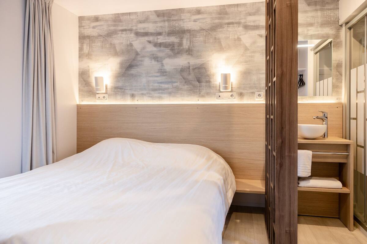 Chalé luxo, 2 quartos | 16 quartos, individualmente mobiliados, roupa de cama