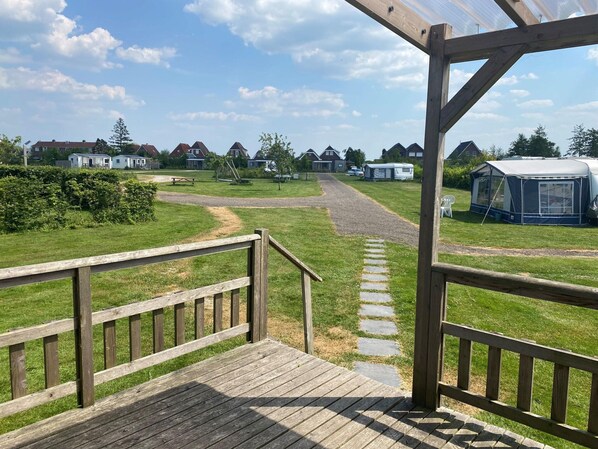 View from property - Modern 6-person Chalet in the Frisian Countryside, 3 Bedrooms and Wifi (De Veenhoop)