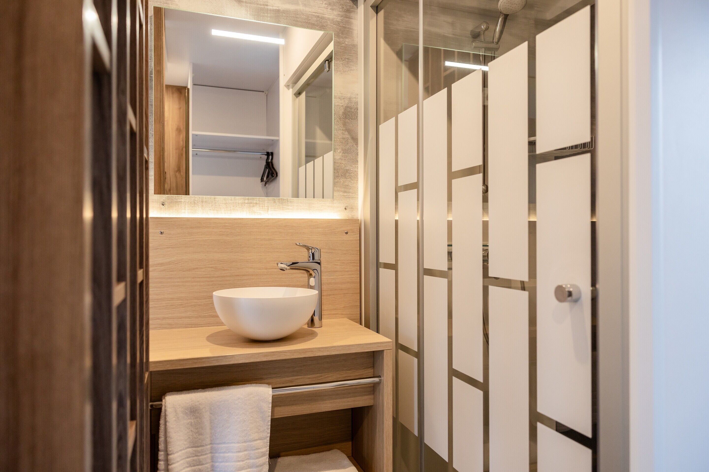 Deluxe chalet, 2 slaapkamers | Badkamer | Een douche