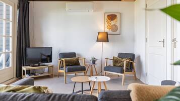 Classic Chalet, 2 Bedrooms | Living room