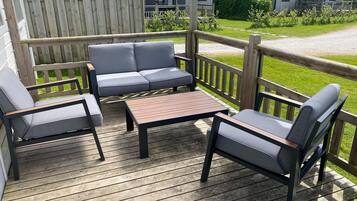 Nhà gỗ tiện nghi đơn giản, 2 phòng ngủ | Ban công