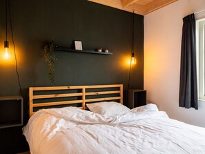 16 camere, con arredamento individuale, lenzuola