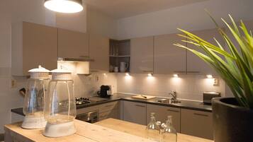 Fridge, oven, dishwasher, coffee/tea maker