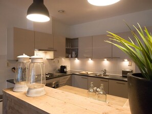 Fridge, oven, dishwasher, coffee/tea maker