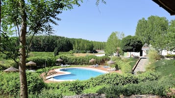 Una piscina al aire libre